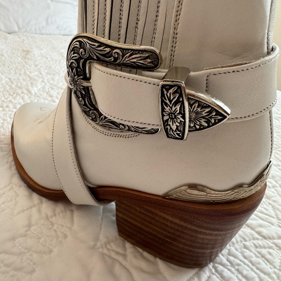 Western ankle leather boot. Detachable metal buckle harness. - Picture 6 of 15